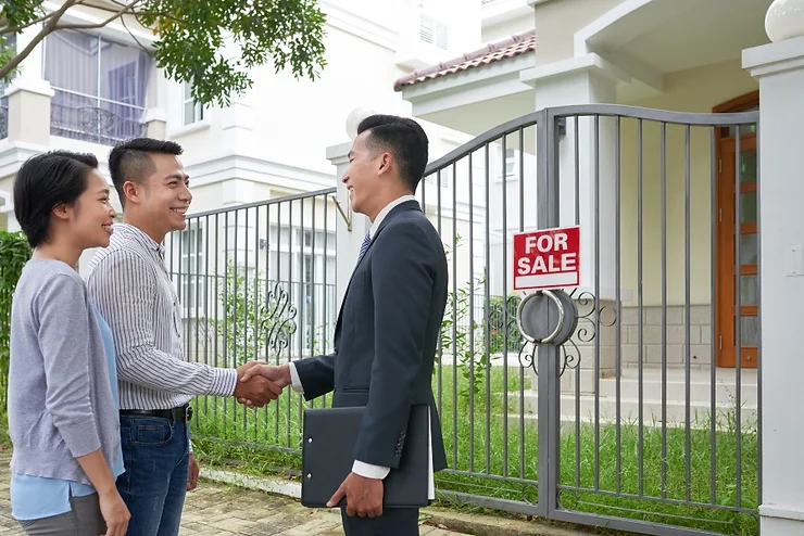 person shaking hands wtih real estate agent